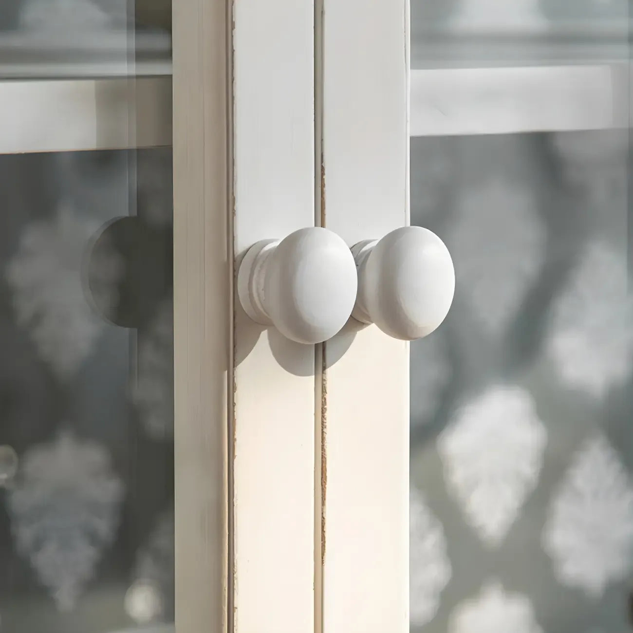 Vitrine vintage en bois blanc avec portes vitrées