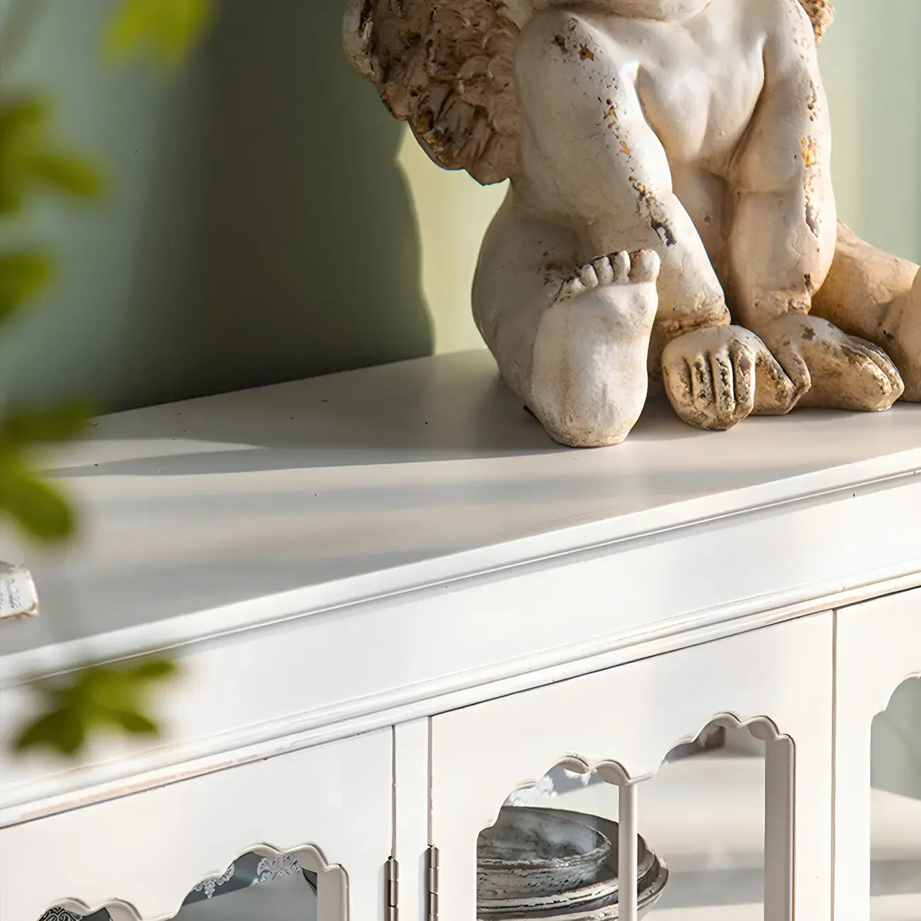 Vitrine vintage en bois blanc avec portes vitrées