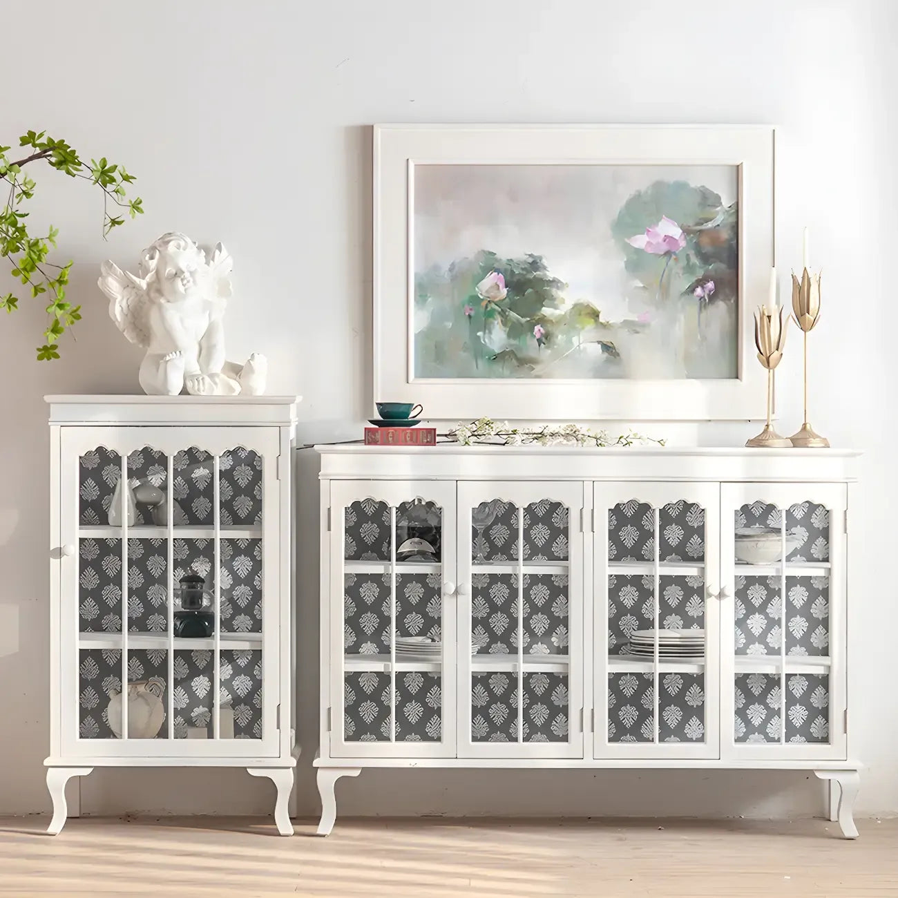 Vitrine vintage en bois blanc avec portes vitrées