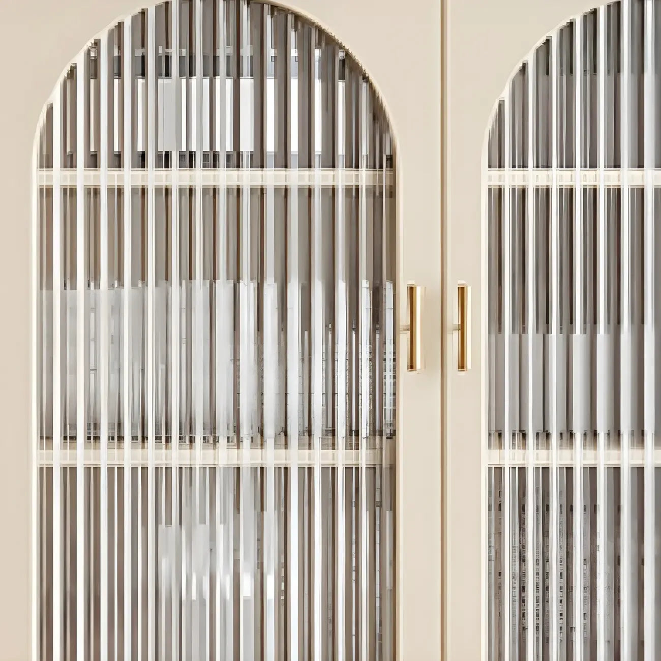 Vitrine à tiroirs multiples en bois blanc avec portes vitrées