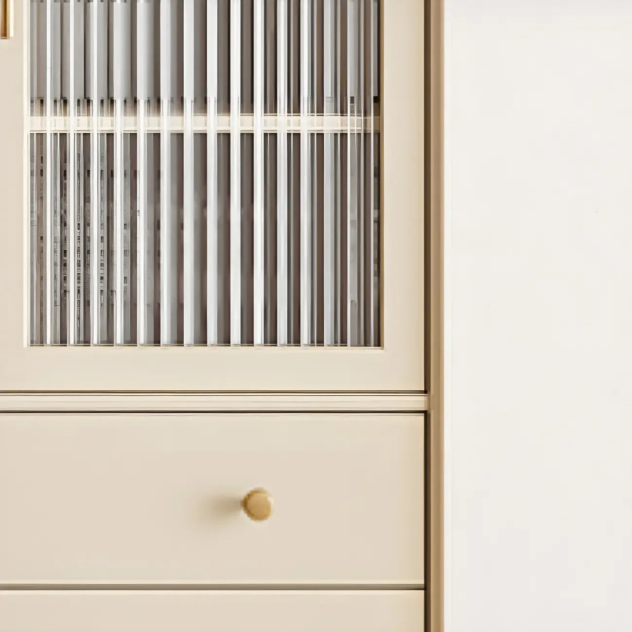 Vitrine à tiroirs multiples en bois blanc avec portes vitrées