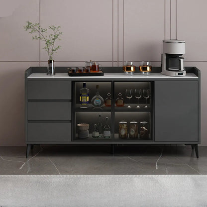 Cave à vin moderne avec porte vitrée et plancher en bois, grande capacité