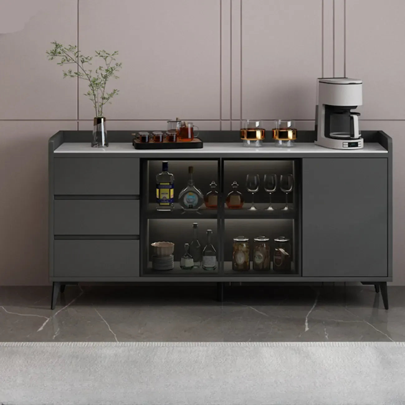 Cave à vin moderne avec porte vitrée et plancher en bois, grande capacité