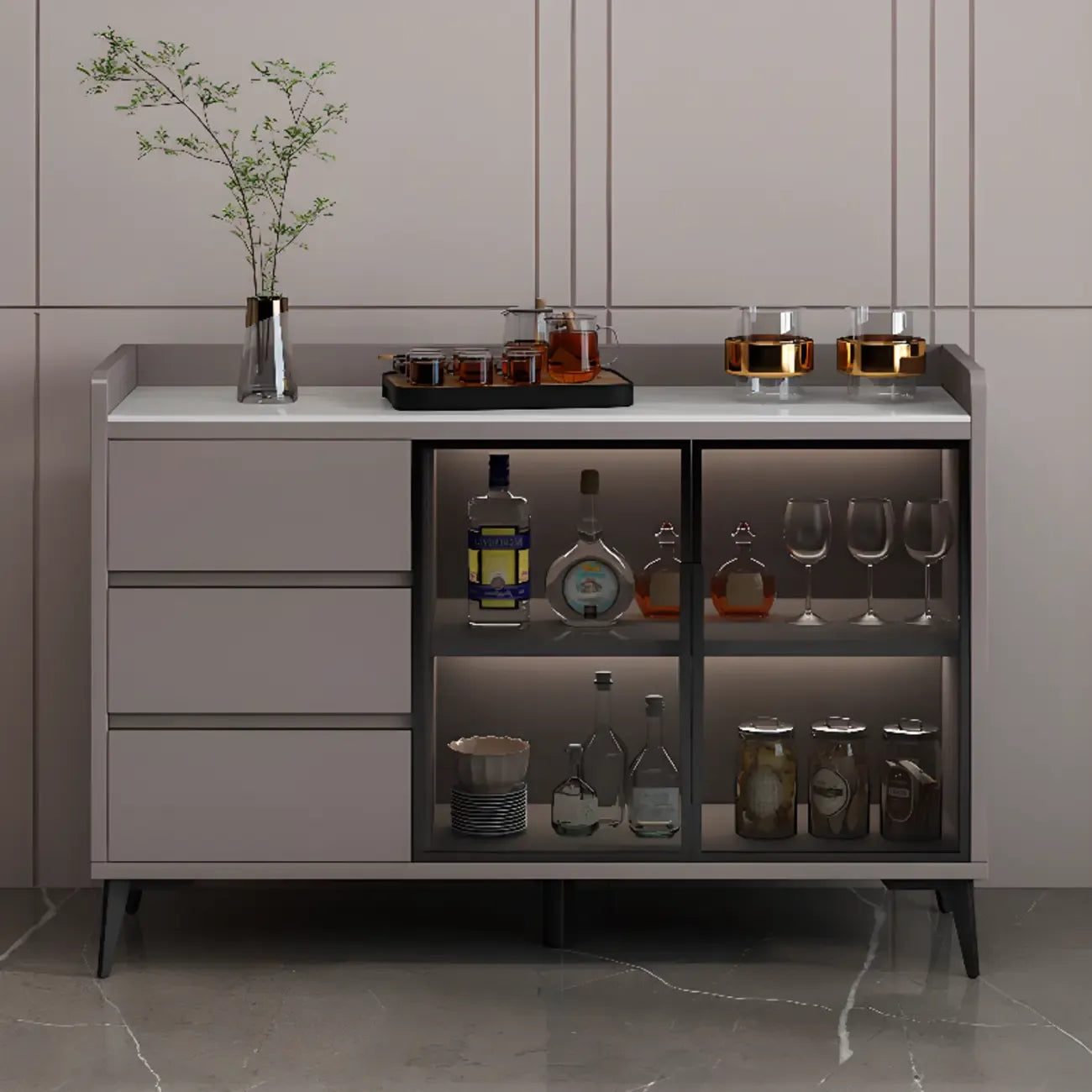 Cave à vin moderne avec porte vitrée et plancher en bois, grande capacité