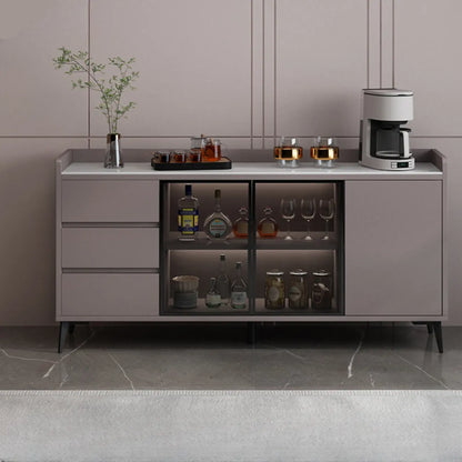 Cave à vin moderne avec porte vitrée et plancher en bois, grande capacité