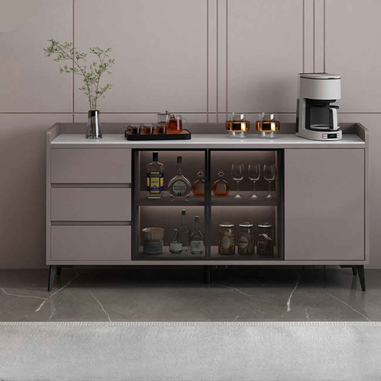 Cave à vin moderne avec porte vitrée et plancher en bois, grande capacité