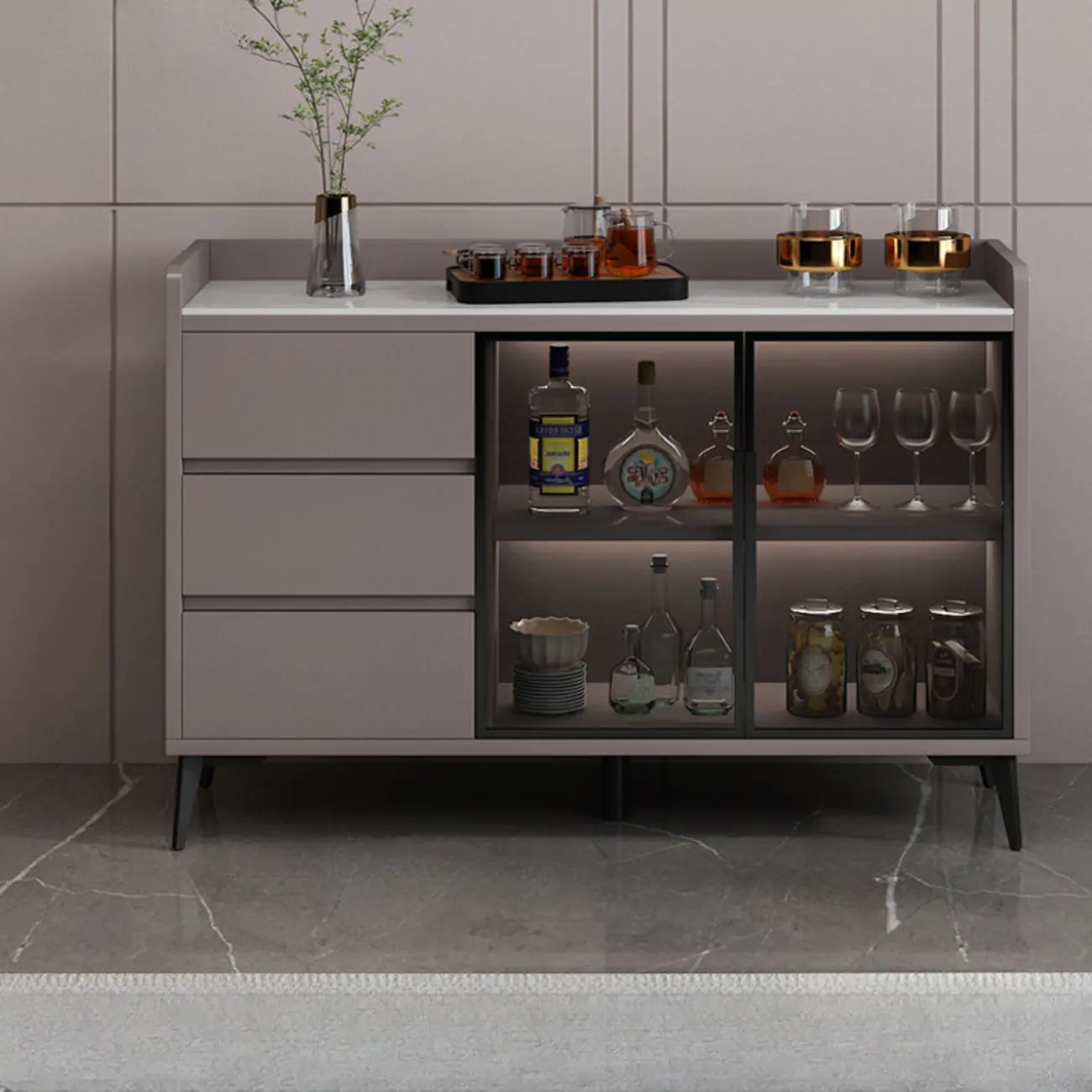 Cave à vin moderne avec porte vitrée et plancher en bois, grande capacité