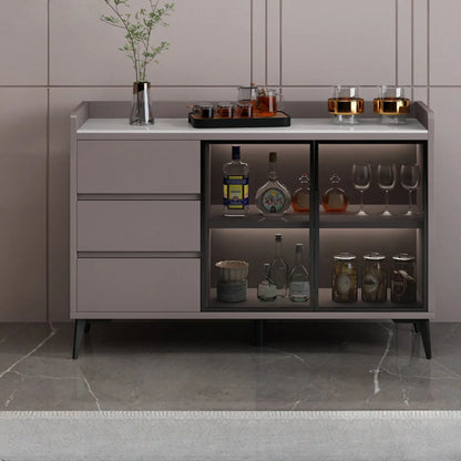 Cave à vin moderne avec porte vitrée et plancher en bois, grande capacité