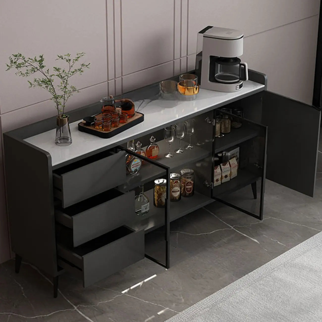 Cave à vin moderne avec porte vitrée et plancher en bois, grande capacité