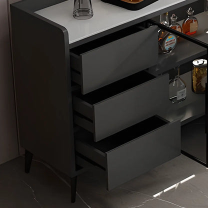 Cave à vin moderne avec porte vitrée et plancher en bois, grande capacité