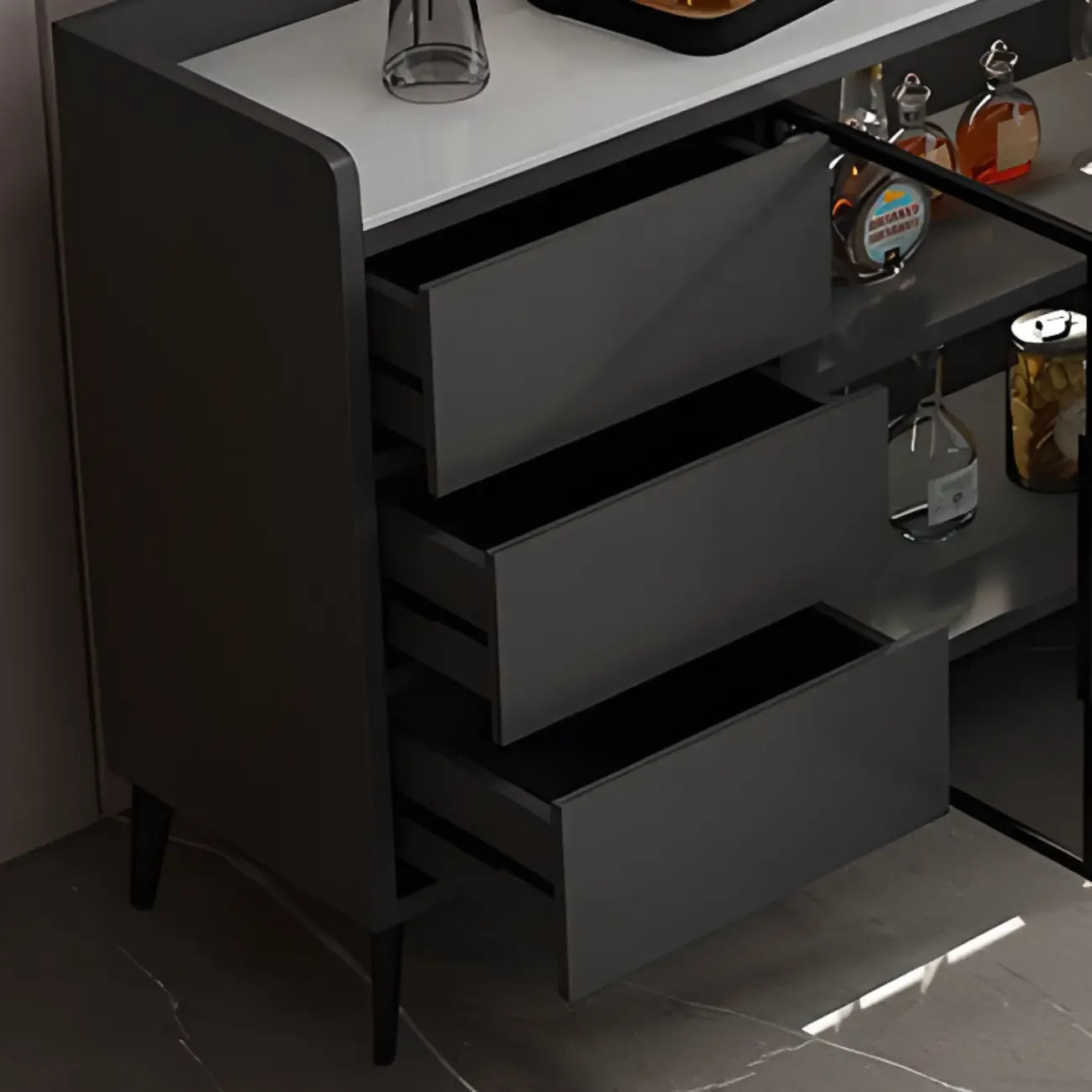 Cave à vin moderne avec porte vitrée et plancher en bois, grande capacité