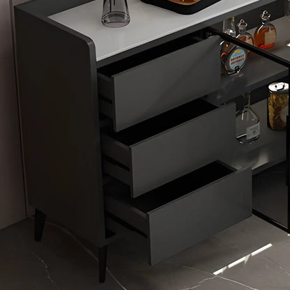 Cave à vin moderne avec porte vitrée et plancher en bois, grande capacité