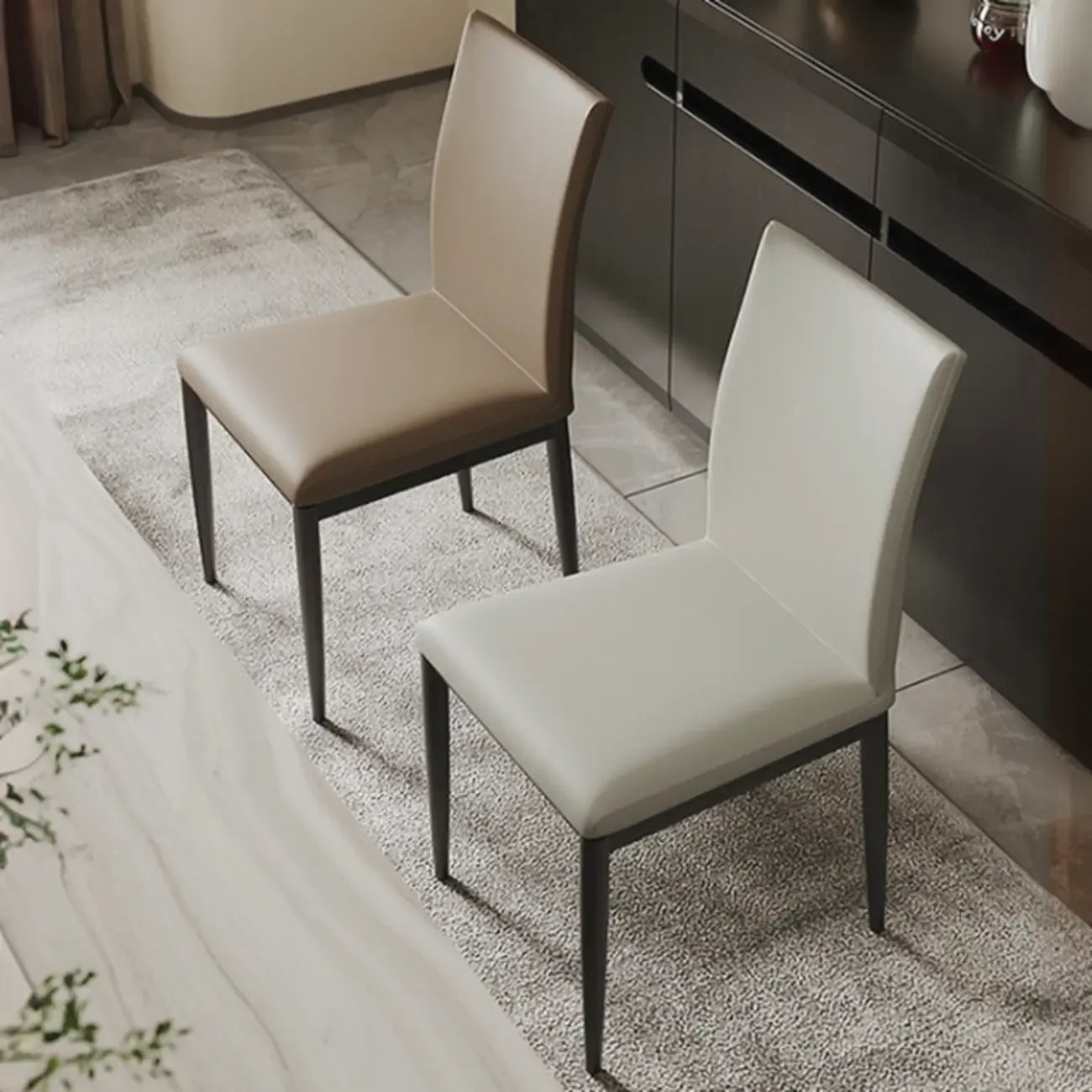 Chaise de salle à manger moderne à dossier solide, revêtue de similicuir