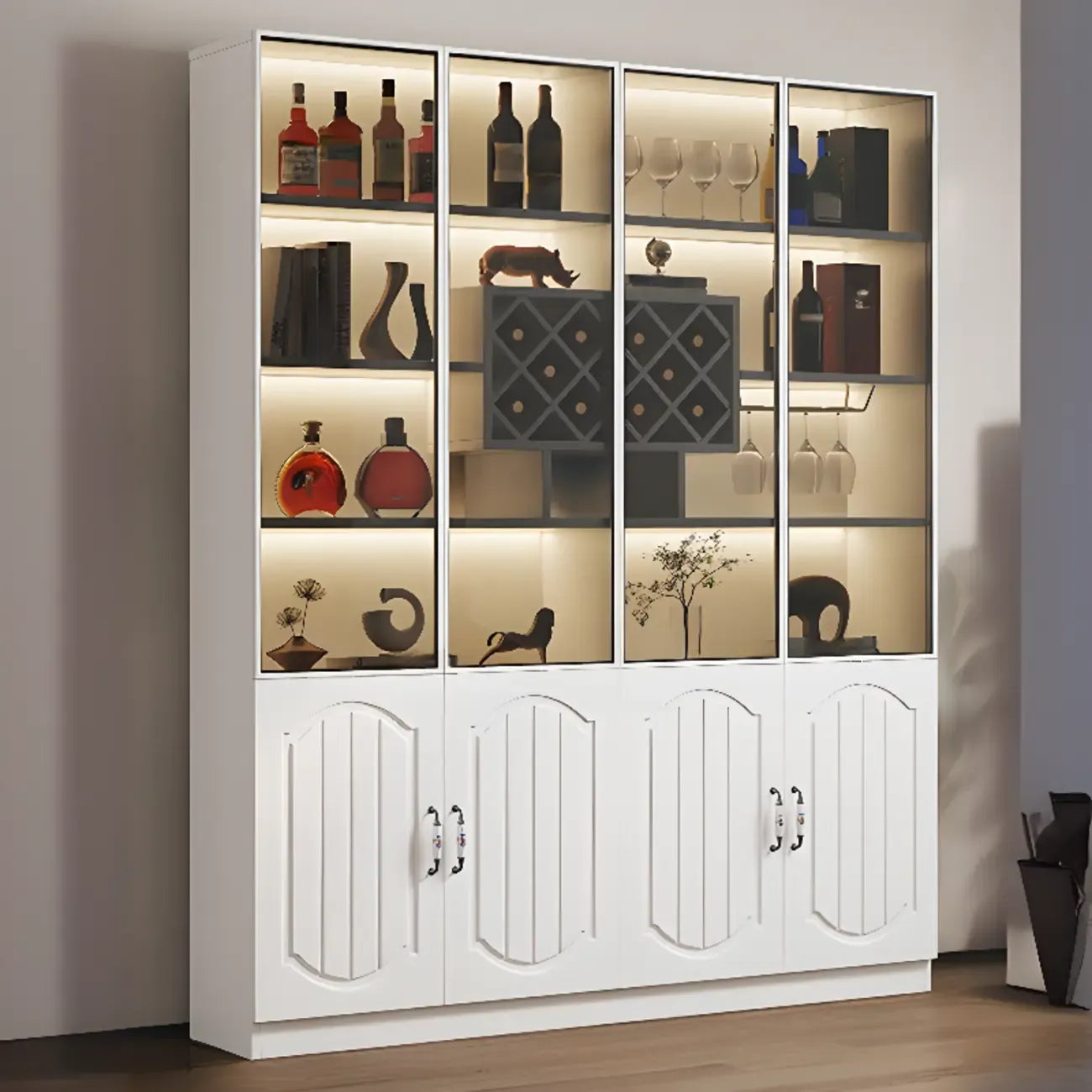 Vitrine en bois noir avec porte vitrée et rangement pour vin