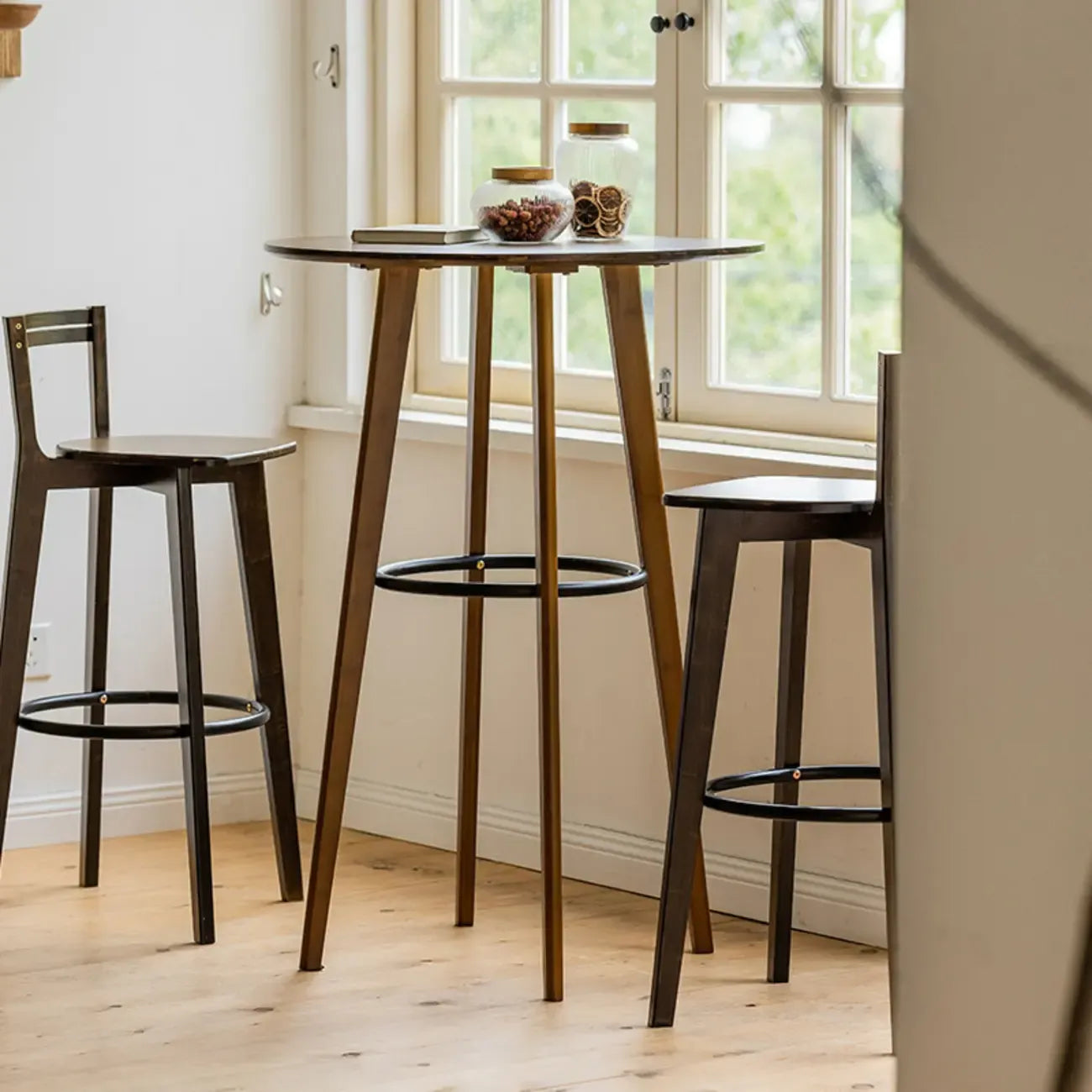 Table de bar ronde scandinave en bambou avec repose-pieds noir pour les repas