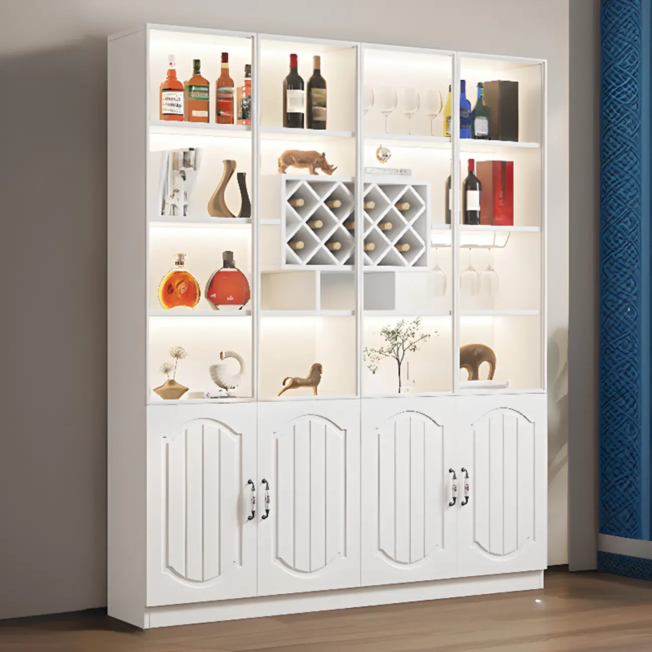 Vitrine en bois noir avec porte vitrée et rangement pour vin