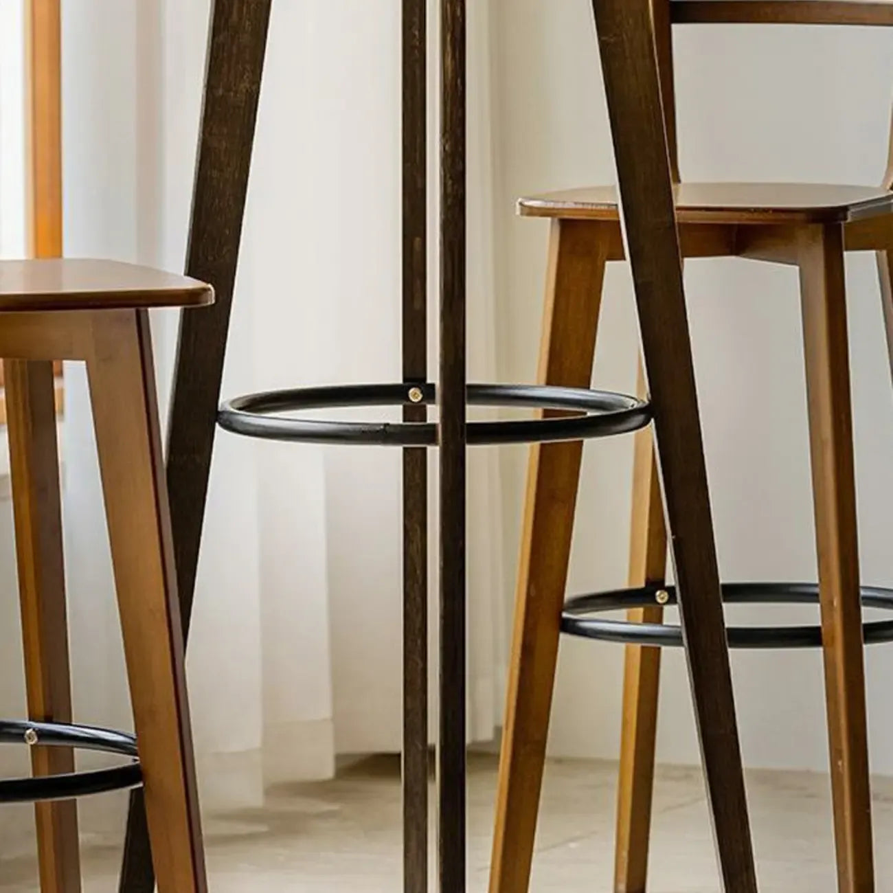 Table de bar ronde scandinave en bambou avec repose-pieds noir pour les repas
