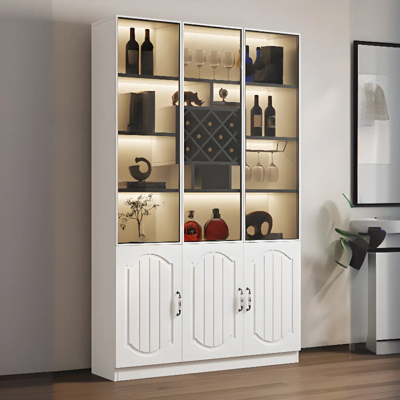 Vitrine en bois noir avec porte vitrée et rangement pour vin