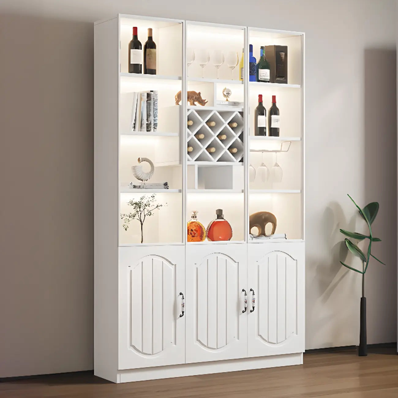 Vitrine en bois noir avec porte vitrée et rangement pour vin