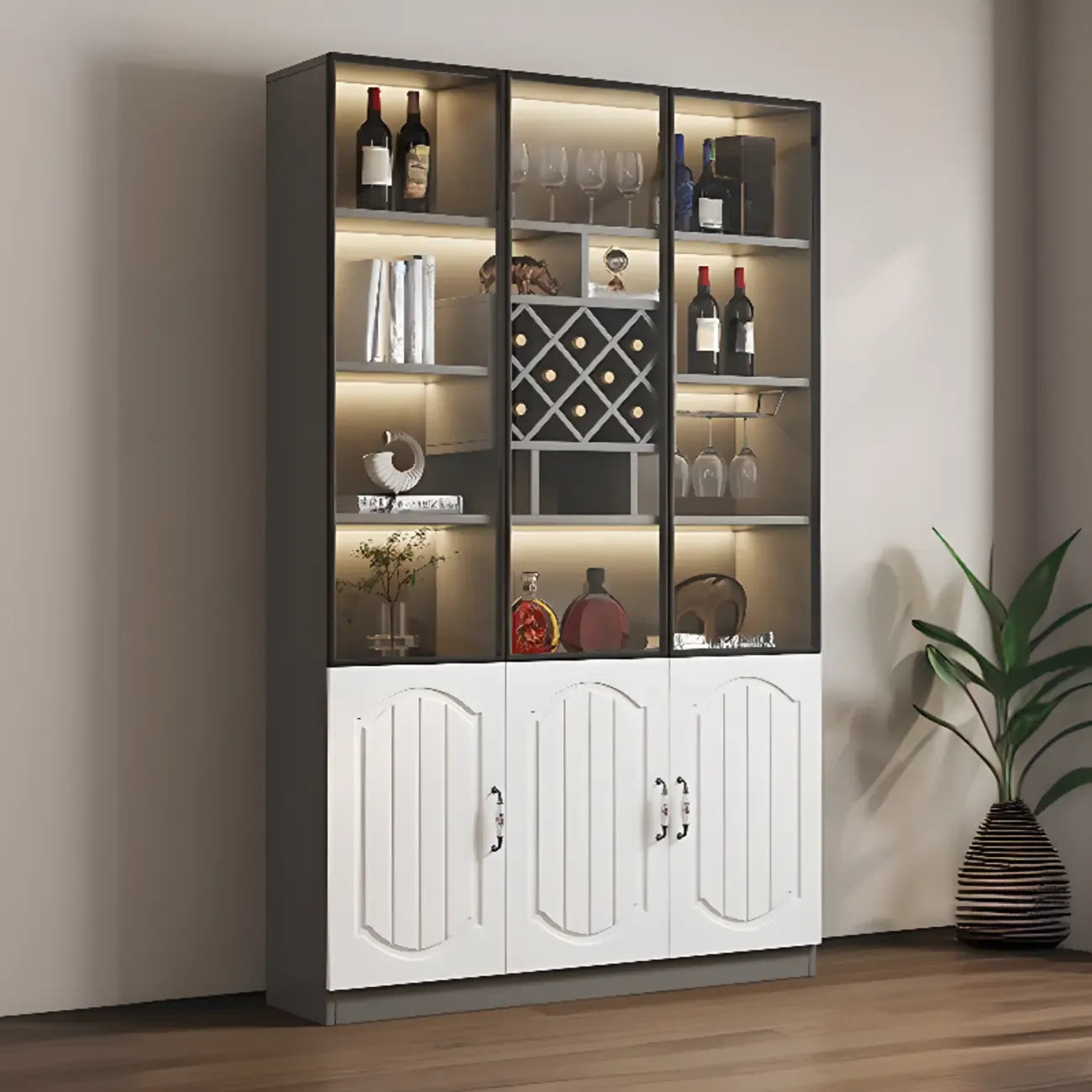 Vitrine en bois noir avec porte vitrée et rangement pour vin