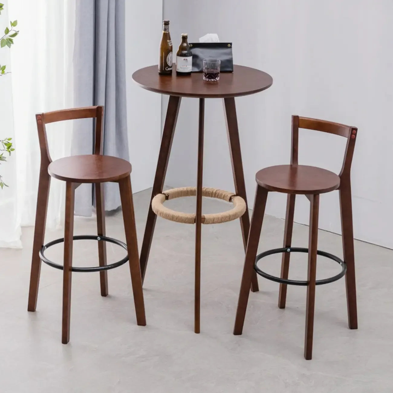 Table de bar moderne en bois avec tabourets ronds pour bistro
