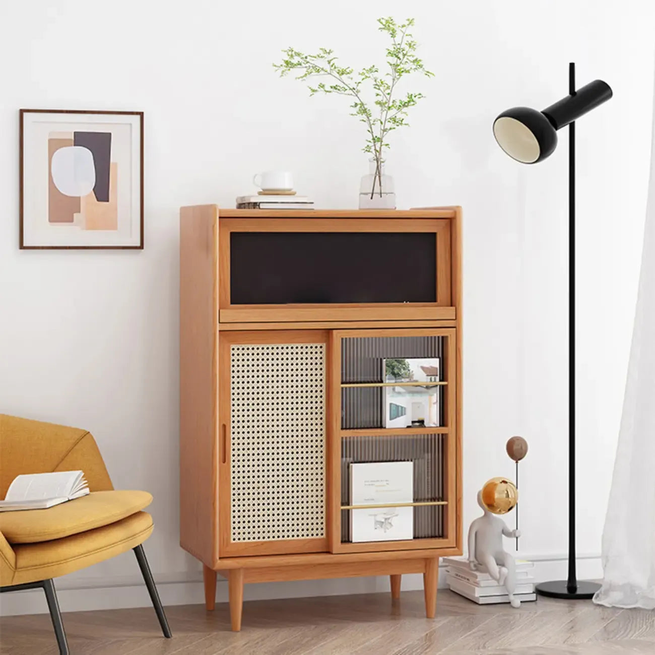 vaisselier de cuisine en bois brun avec portes en rotin