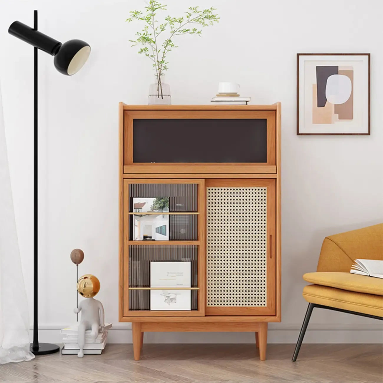 vaisselier de cuisine en bois brun avec portes en rotin