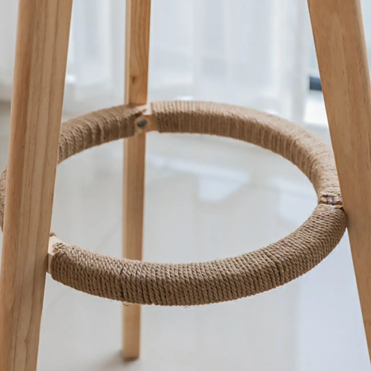 Table de bar moderne en bois avec tabourets ronds pour bistro