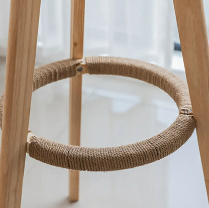 Table de bar moderne en bois avec tabourets ronds pour bistro