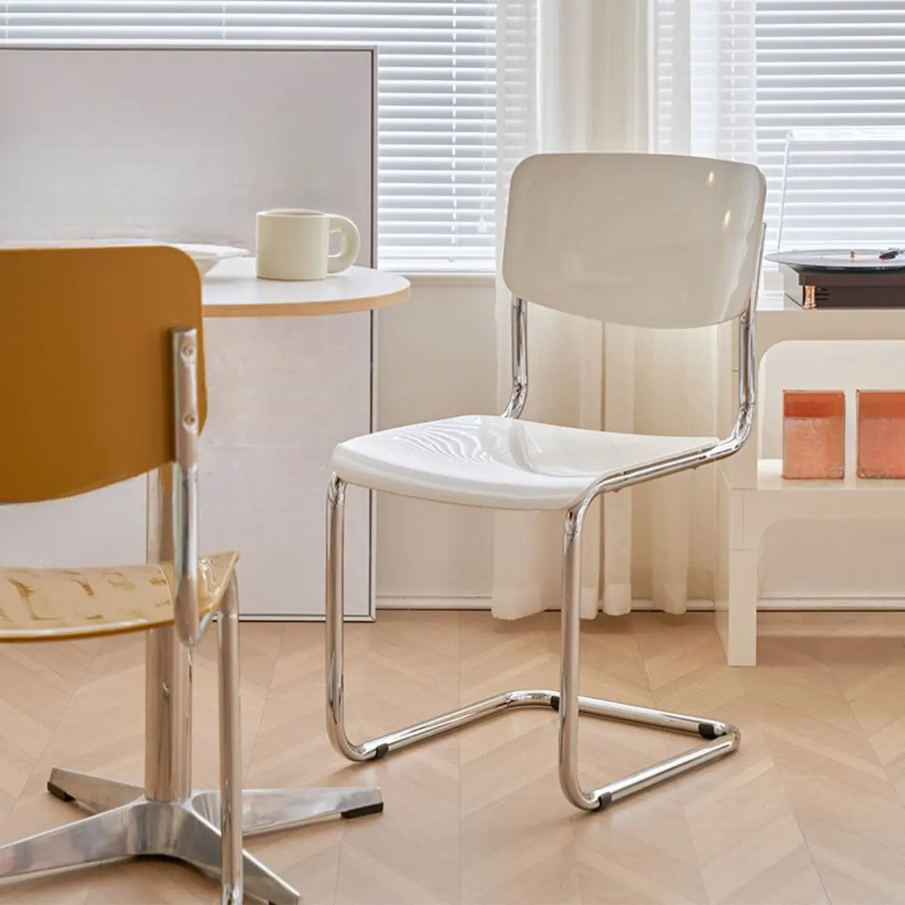 Chaise de salle à manger simple en métal sans accoudoirs, dossier plein jaune