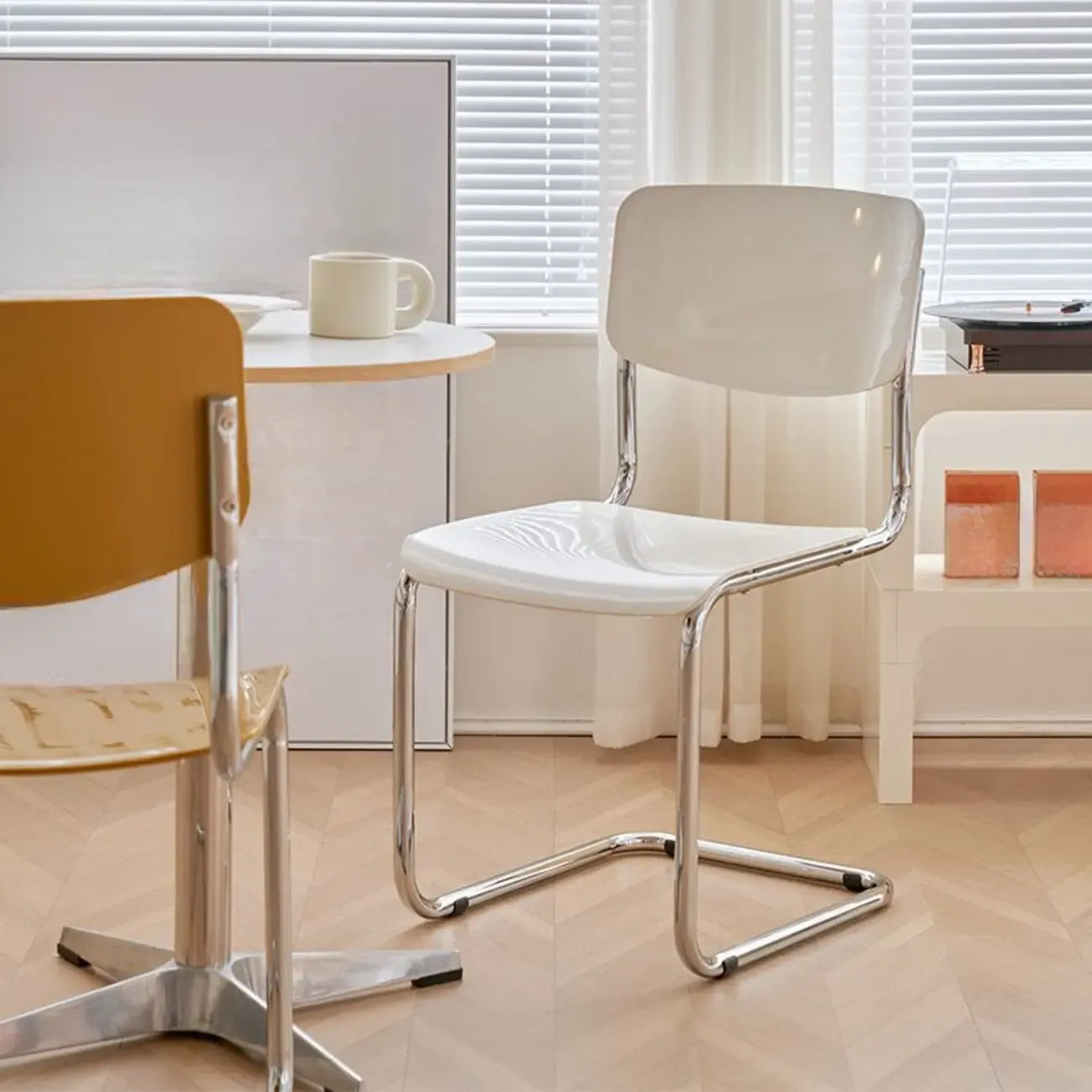 Chaise de salle à manger simple en métal sans accoudoirs, dossier plein jaune