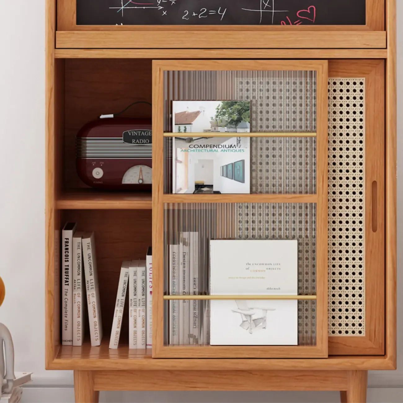 vaisselier de cuisine en bois brun avec portes en rotin