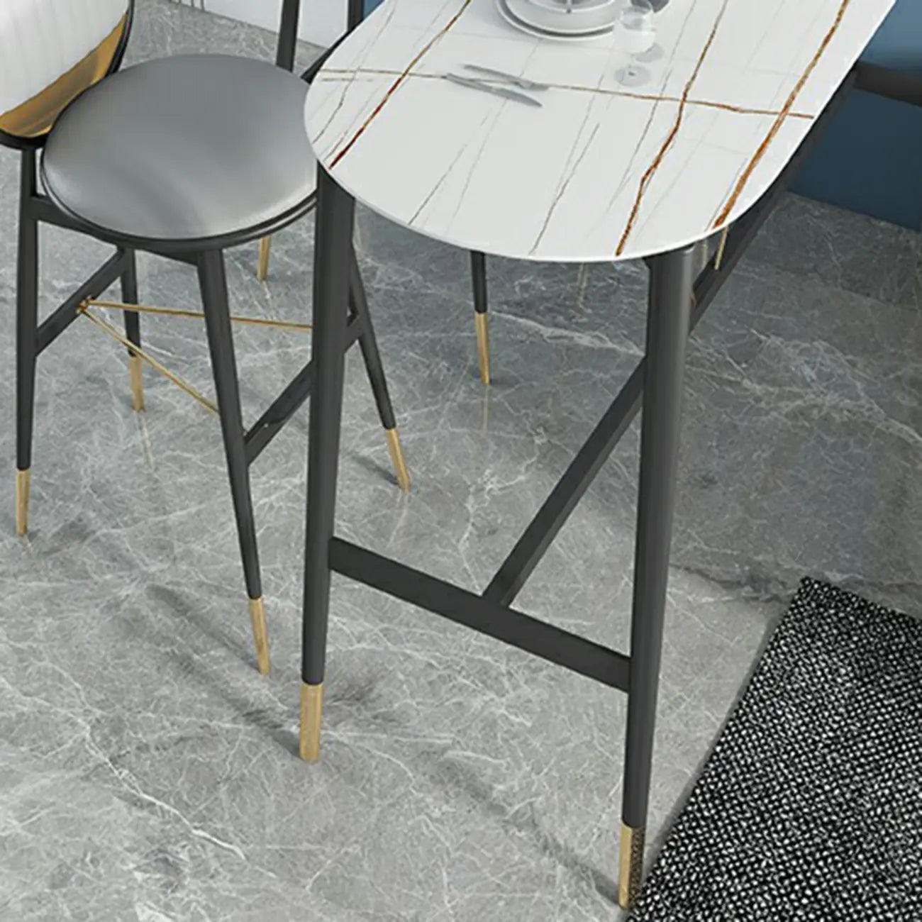 Table de bar design en métal noir avec repose-pieds doré pour intérieur moderne