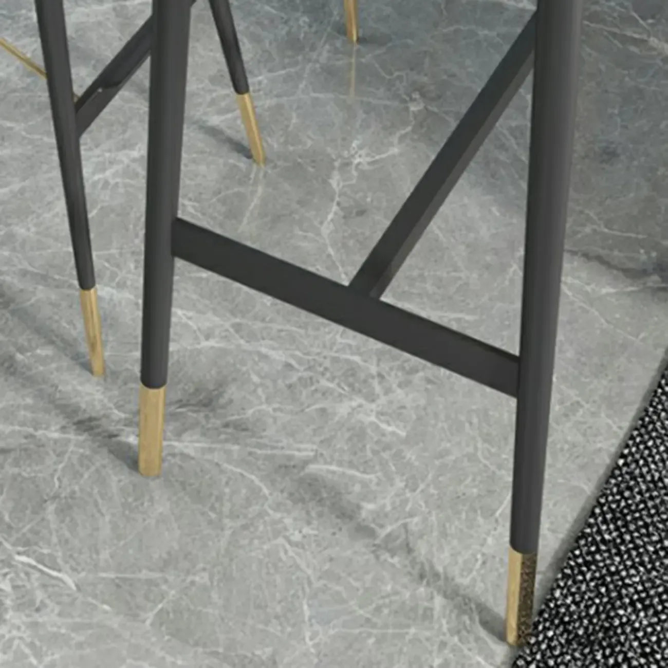 Table de bar design en métal noir avec repose-pieds doré pour intérieur moderne