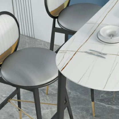 Table de bar design en métal noir avec repose-pieds doré pour intérieur moderne