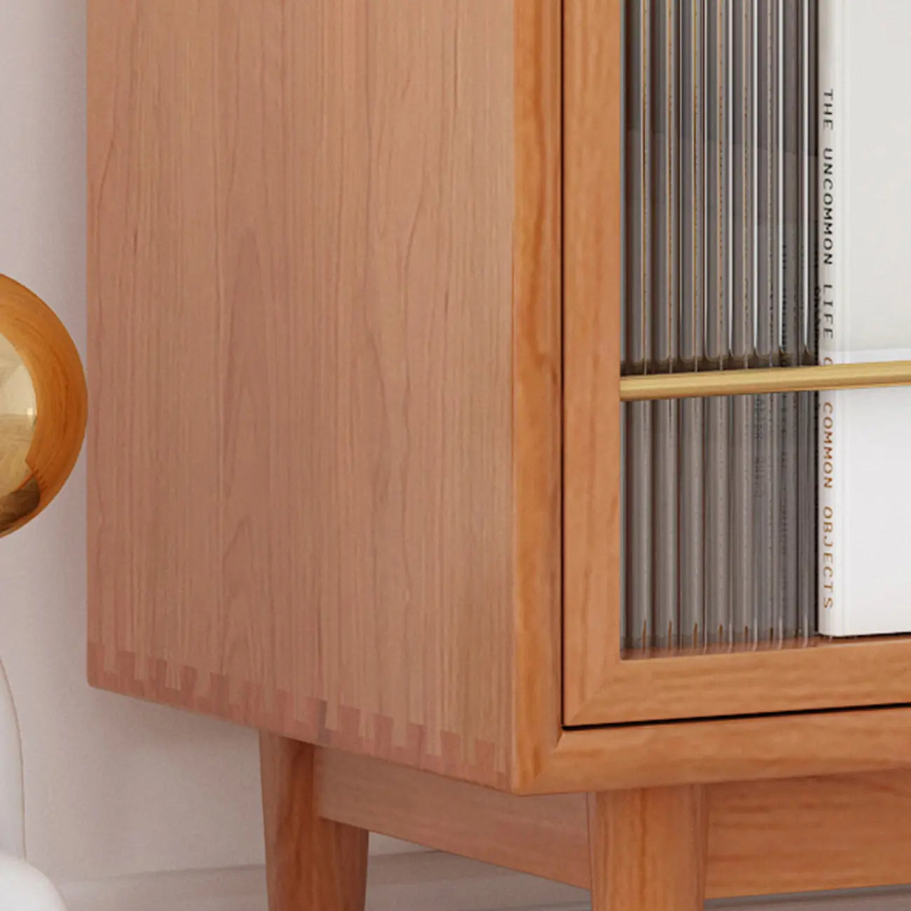 vaisselier de cuisine en bois brun avec portes en rotin