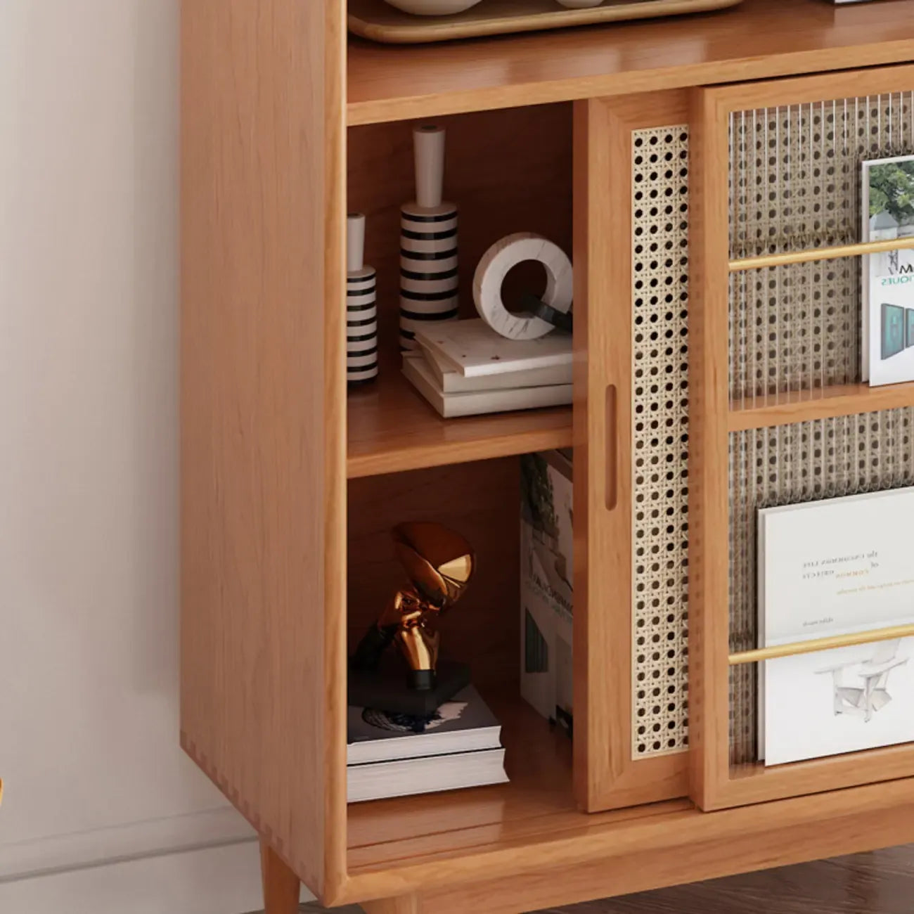 vaisselier de cuisine en bois brun avec portes en rotin