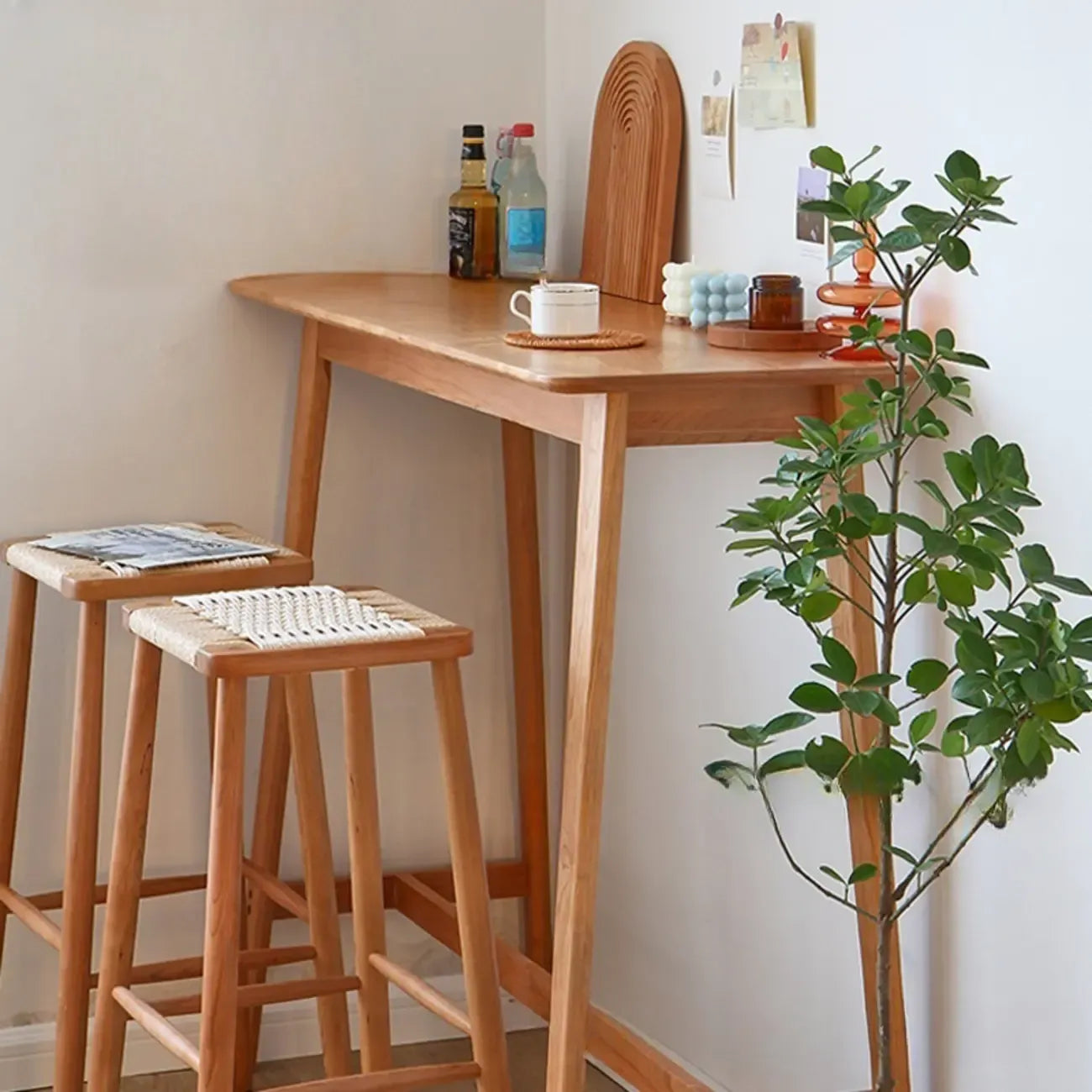Table de bar rustique en bois massif avec pieds à tréteaux pour une maison moderne