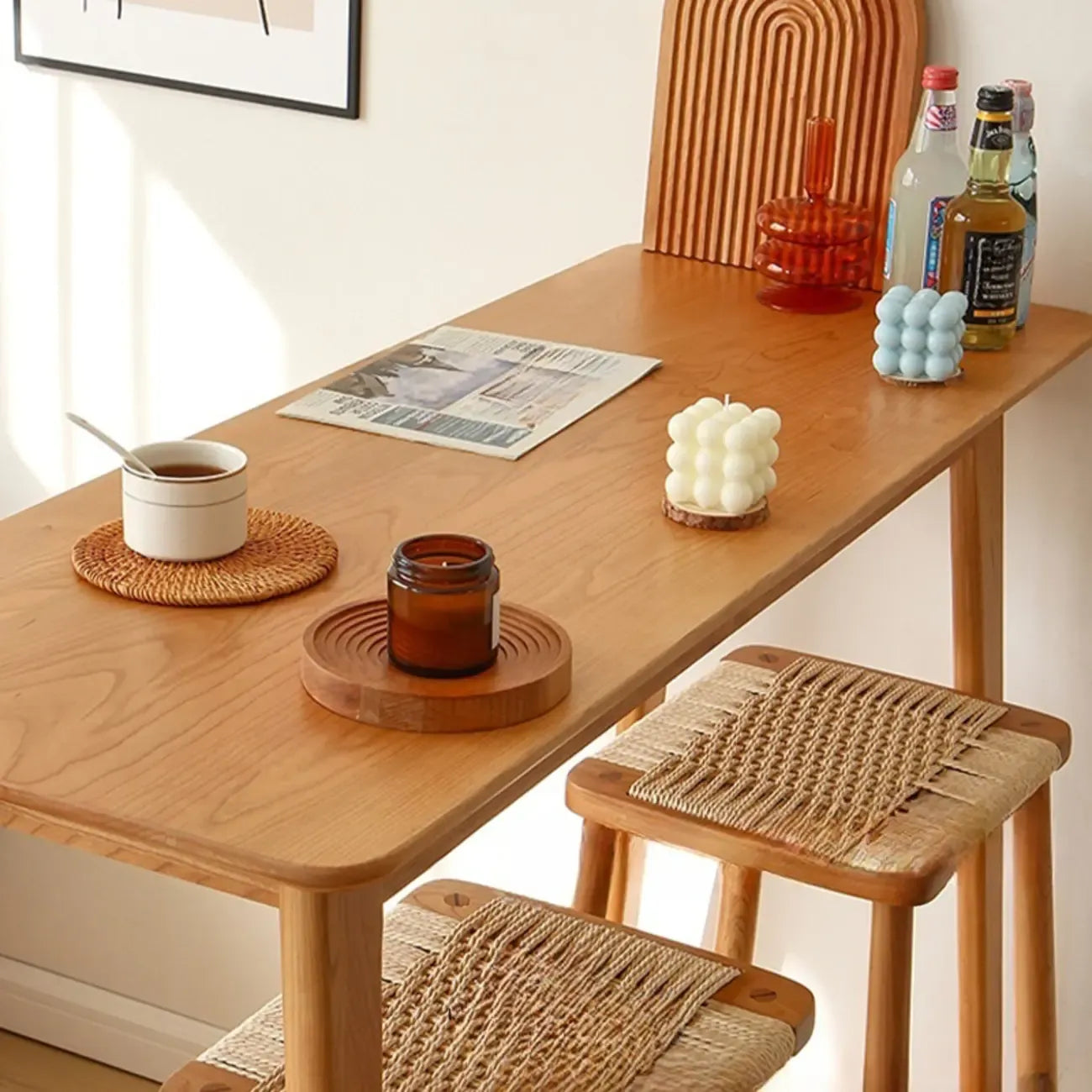 Table de bar rustique en bois massif avec pieds à tréteaux pour une maison moderne