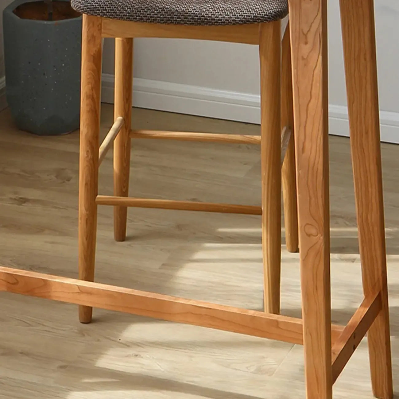 Table de bar rustique en bois massif avec pieds à tréteaux pour une maison moderne