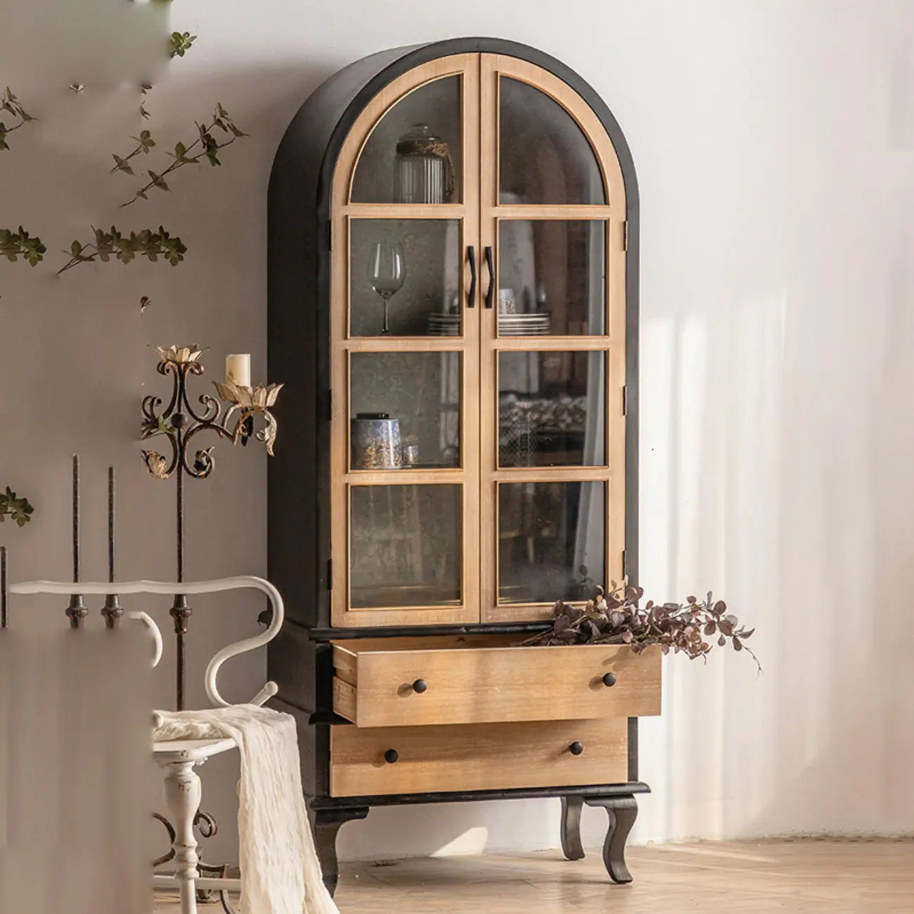 Vitrine élégante en bois et métal incurvée pour cuisine