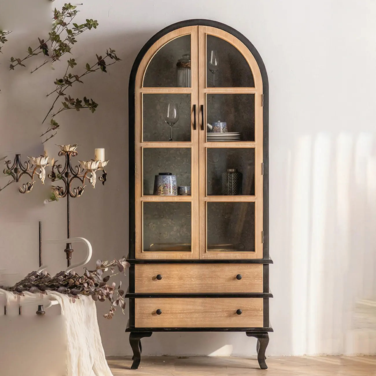 Vitrine élégante en bois et métal incurvée pour cuisine