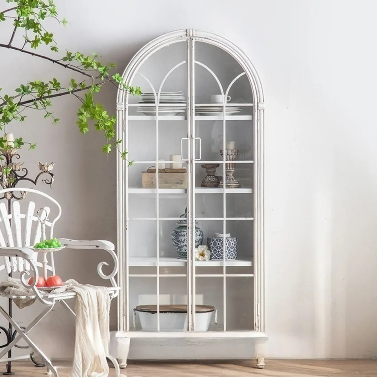 Vitrine élégante en bois et métal incurvée pour cuisine