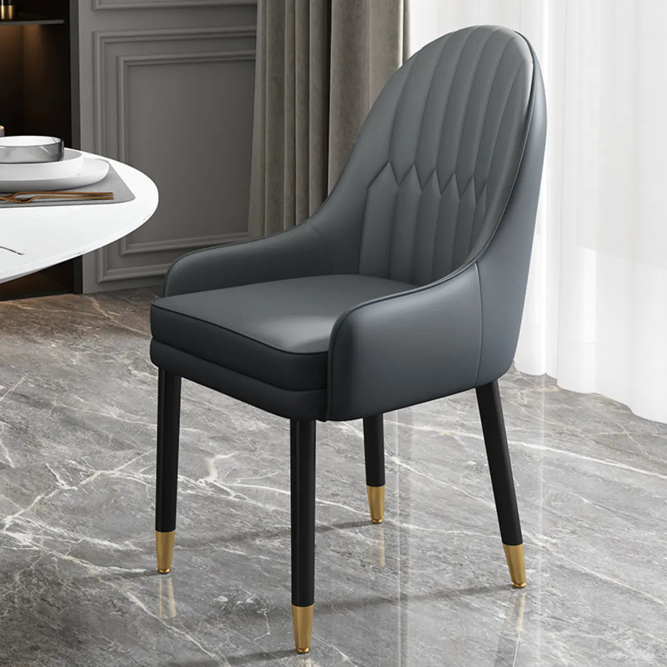 Chaise de salle à manger en similicuir, color block, accoudoirs inclinés et pieds en métal