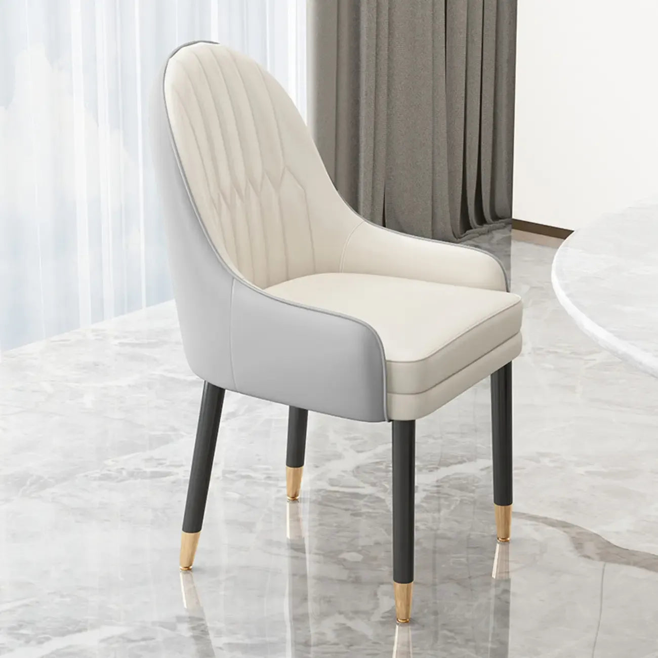 Chaise de salle à manger en similicuir, color block, accoudoirs inclinés et pieds en métal