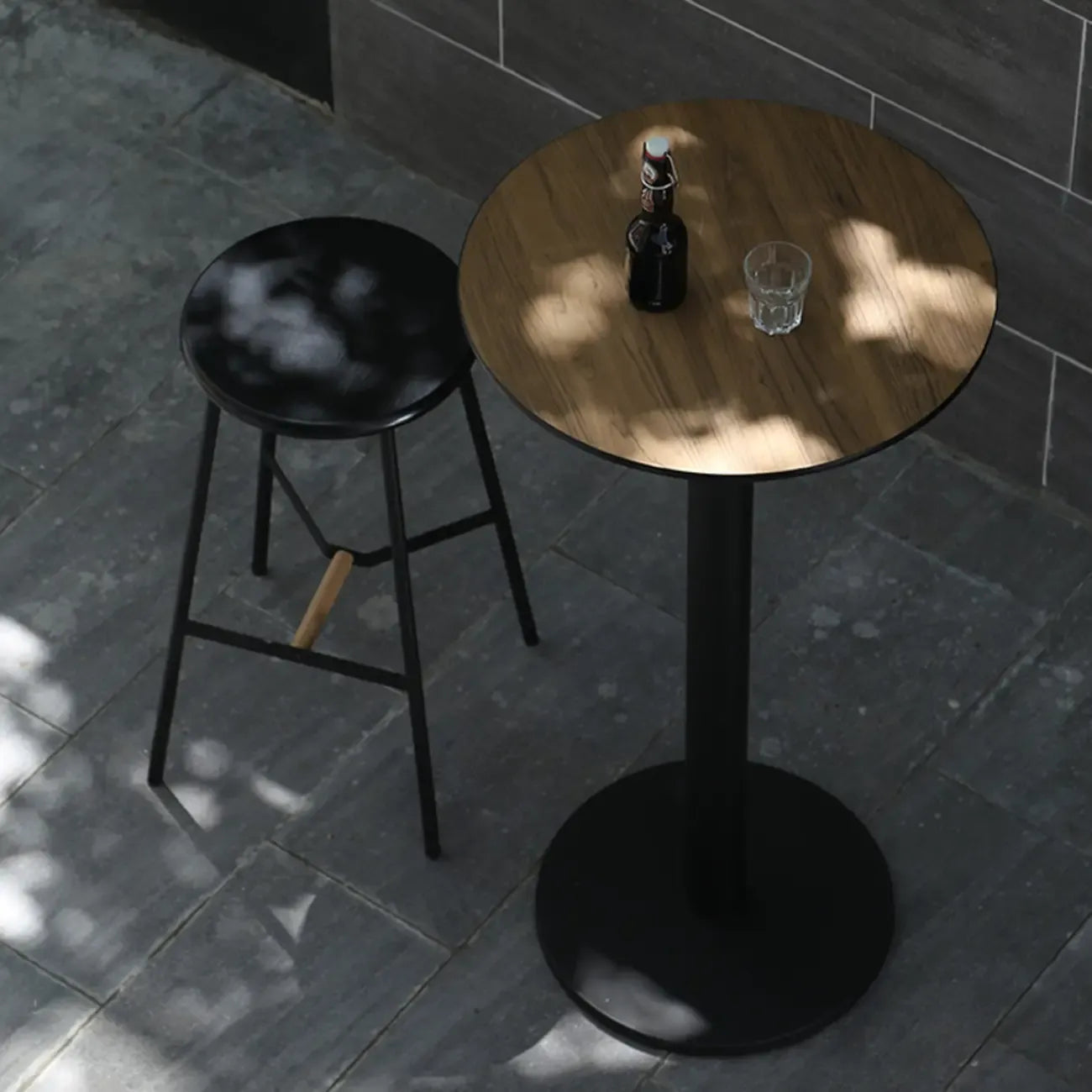 Table de bar élégante en bois avec piètement en métal noir pour café