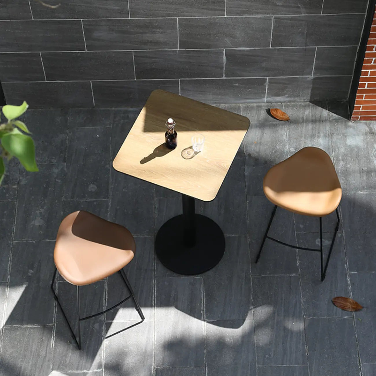 Table de bar élégante en bois avec piètement en métal noir pour café