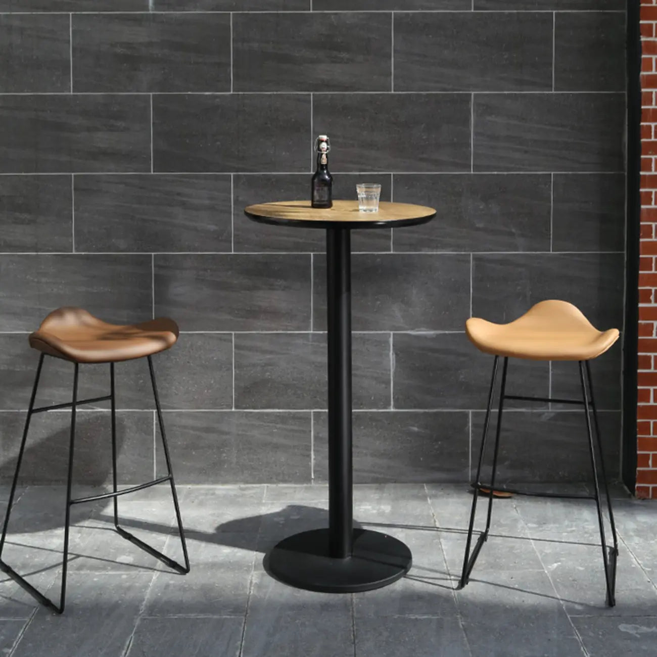 Table de bar élégante en bois avec piètement en métal noir pour café