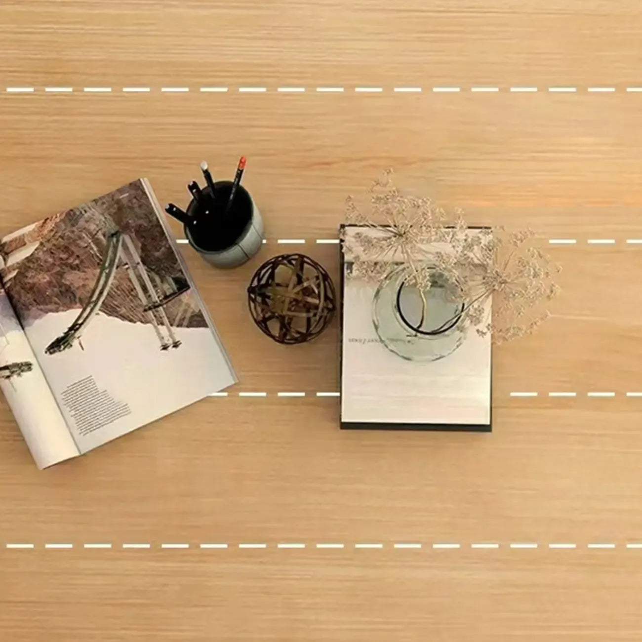 Table de bar minimaliste en pin avec piètement en métal blanc pour les repas