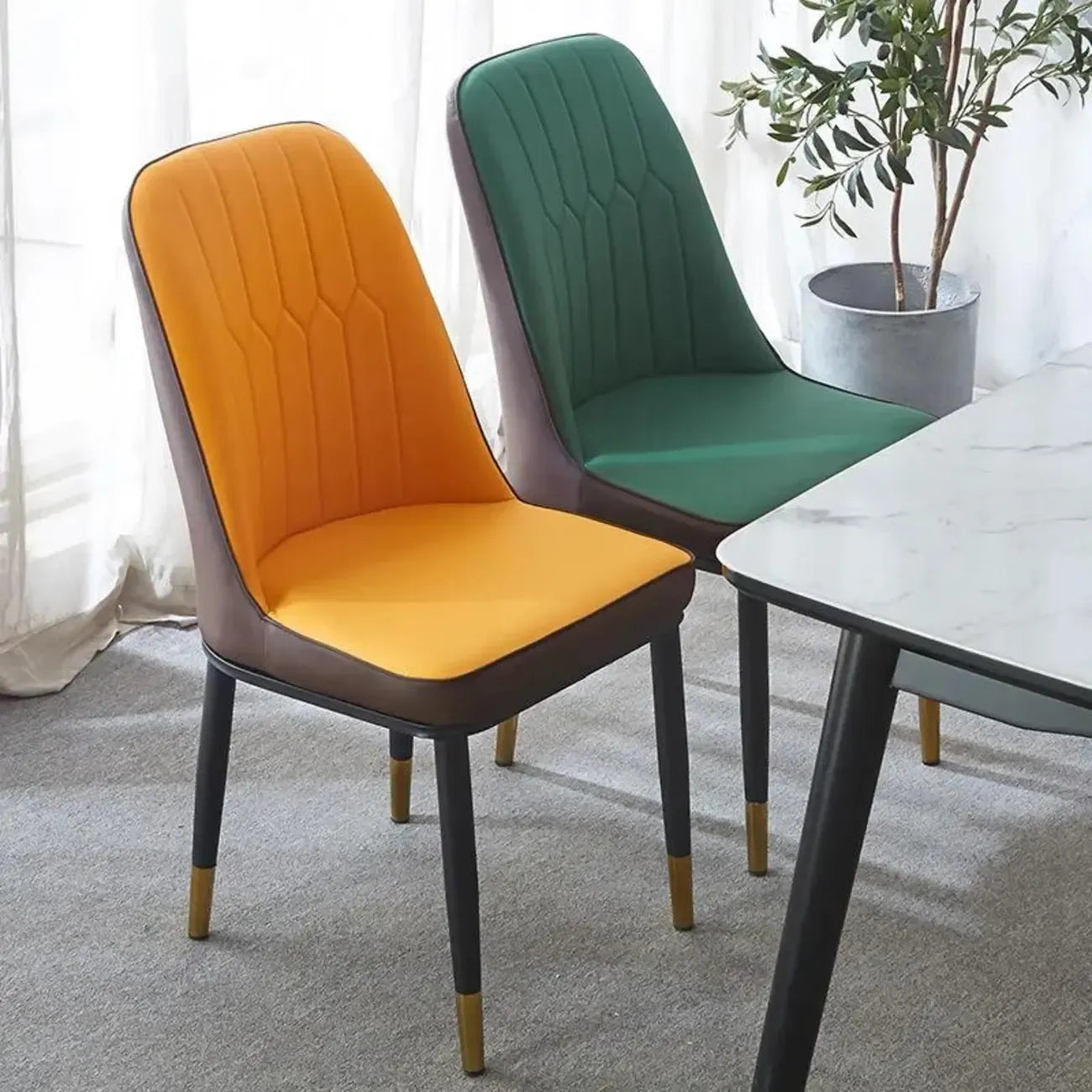 Chaise de salle à manger moderne en cuir rembourrée avec dossier haut